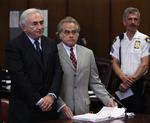 Anklaget. Dominique Strauss-Kahn (tv) for retten i New York bistået af sin advokat Benjamin Brafman. 