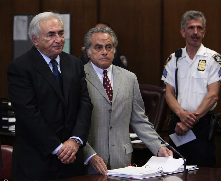 Anklaget. Dominique Strauss-Kahn (tv) for retten i New York bistået af sin advokat Benjamin Brafman. 