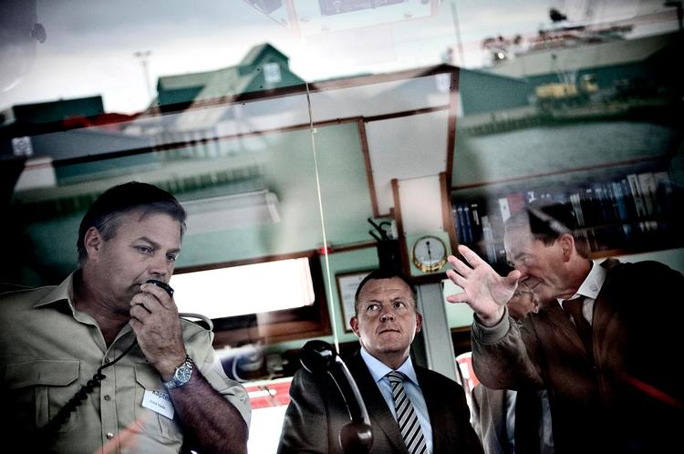 Navigering. Mens Lars Løkke  Rasmussen bliver vist rundt i Kalundborg Havn af havnedirektør Bent Rasmussen, vender partiet valgskuden og sætter  kursen mod Gørlev. 
