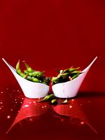 Edamamebønner. Spises ved at klemme bønnerne ud af bælgen med tænderne. 