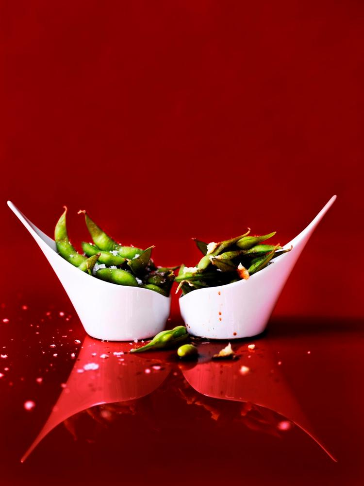 Edamamebønner. Spises ved at klemme bønnerne ud af bælgen med tænderne. 