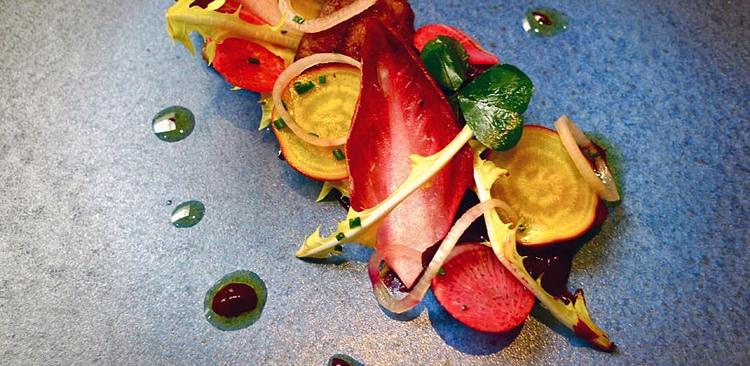 BUDGETVENLIG. To Michelin-stjerner og gourmetmad til overkommelige priser - f.eks. to retter til frokost for omkring 200 kroner. 