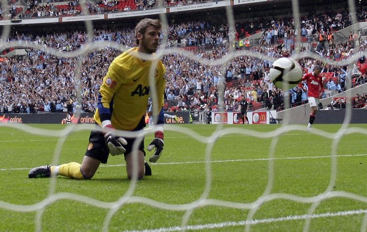 uheldig. Spanske David De Gea har været United.manager Alex Fergusons førstevalg i målet. Men yderligere en »bekostelig« fejl i målet kan give plads til danske Anders Lindegaard. 
