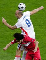 stopper. Tjekkiets Jan Koller i en af de mange hovedstødsdueller, han er sluppet sejrrigt ud af. 