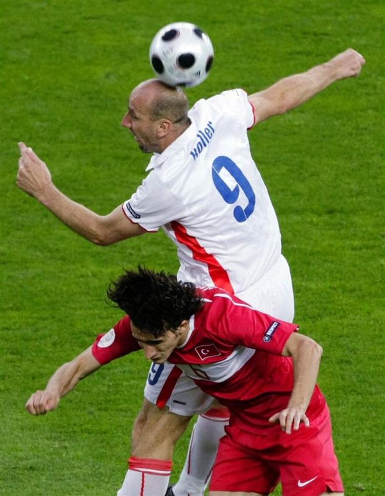 stopper. Tjekkiets Jan Koller i en af de mange hovedstødsdueller, han er sluppet sejrrigt ud af. 