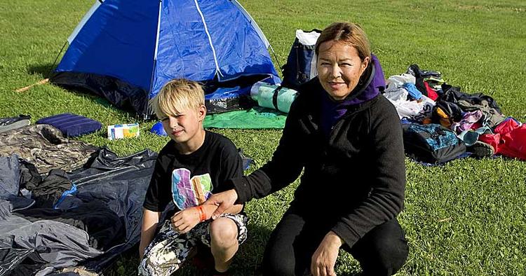 TØJTØRRING. Det er stadig vådt på Bellahøj Camping, hvor søndagens uvejr fik Eve Arslett til at ligge vågen hele natten for at holde sammen på familieteltet. 