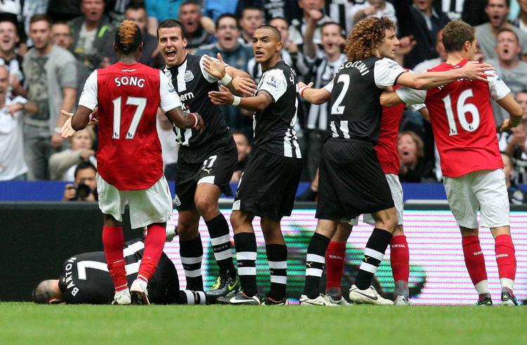 voldsomt. Lørdagens kamp mellem Newcastle og Arsenal har fået noget af et efterspil med to karantænedomme. 