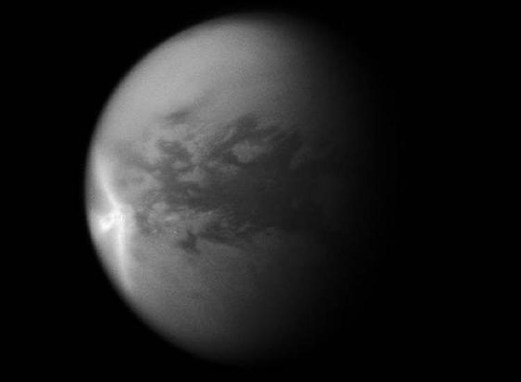 Titan. Den massive, pileformet sky er på størrelsen med staten Texas. 