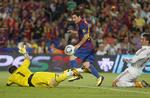 2-1. Med Cristiano Ronaldo i hælene løb Lionel Messi fri og scorede til 2-1 i et brag af en kamp om den spanske Super Cup. 