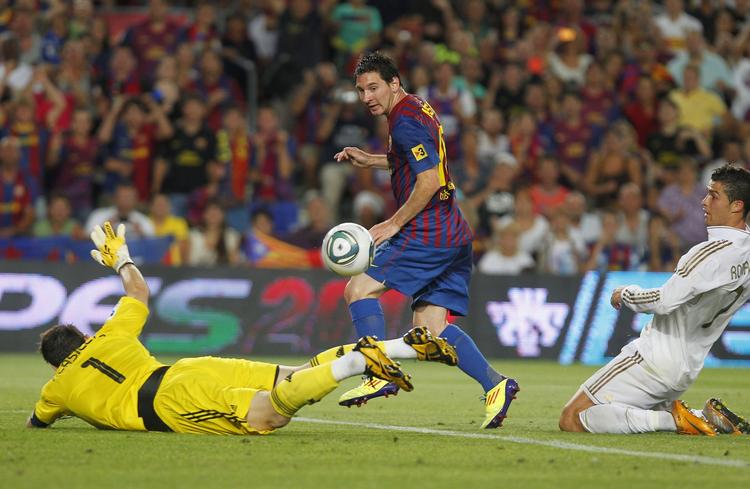 2-1. Med Cristiano Ronaldo i hælene løb Lionel Messi fri og scorede til 2-1 i et brag af en kamp om den spanske Super Cup. 