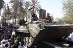 Glæde? Det er ikke mange billeder, der kommer ud fra Syrien. Dette, fra i tirsdags, er fra en propagandatur arrangeret af styret, som angiveligt viser glade syriske soldater og beboere i byen Deir el-Zour i den østlige del af landet. 