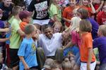Upopulær? Barack Obama prøver på en turne til Midtvesten at øge sin popularitet. Det ser ud til at være lykkes blandt børnene her i Chatfield, Minnesota, som han besøgte i mandags. 