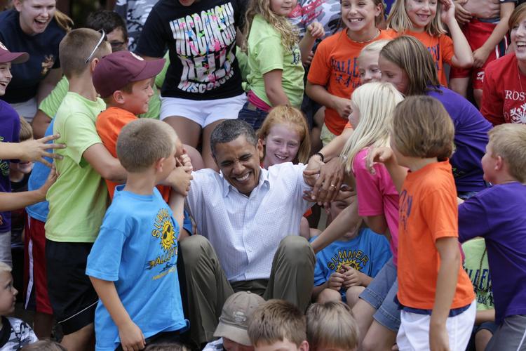 Upopulær? Barack Obama prøver på en turne til Midtvesten at øge sin popularitet. Det ser ud til at være lykkes blandt børnene her i Chatfield, Minnesota, som han besøgte i mandags. 