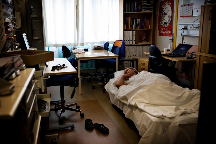 Sygefraværet er særligt stort i den offentlige sektor. Næstved Sygehus har tidligere haft held til at nedbringe sygefraværet ved at give sygeplejersker på nattevagt mulighed for en kort lur. 