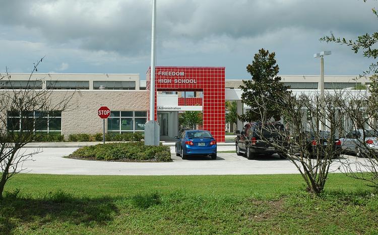 Udvalgte. Det var især lærerne her på Freedom High School i Tampa, der skulle dø ved aktionen, siger politiet. 