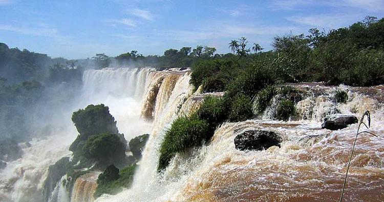 BRØL. Lyden fra Sydamerikas gigantiske Iguaçu-vandfald kan give dig ringen for ørerne. 