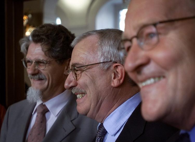 Rutine. De forhenværende udenrigsministre Mogens Lykketoft (tv.), Uffe Ellemann Jensen (mf.) og Niels Helveg Petersen (th.) har sammenlagt næsten 100 års erfaring som medlemmer af Folketinget. 