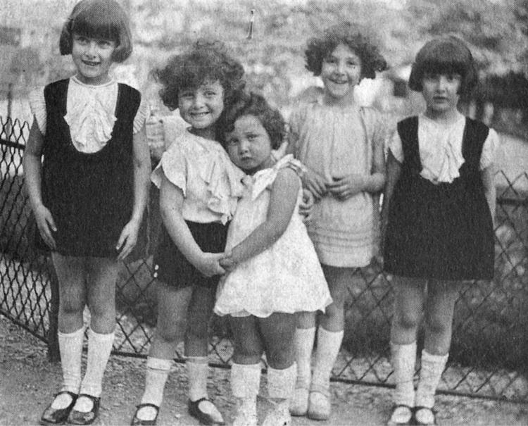 1927. Arlette Andersen som barn (hvid kjole i midten) med kusiner og fætre i det centrale Paris. Micheline og Genvieve (yderst til henholdsvis venstre og højre) blev begge dræbt i Auschwitz. François, der holder Arlette, blev dræbt som modstandsmand. Madelaine (nummer 2 fra højre) bor i dag i Paris. Foto fra bogen: Privat 