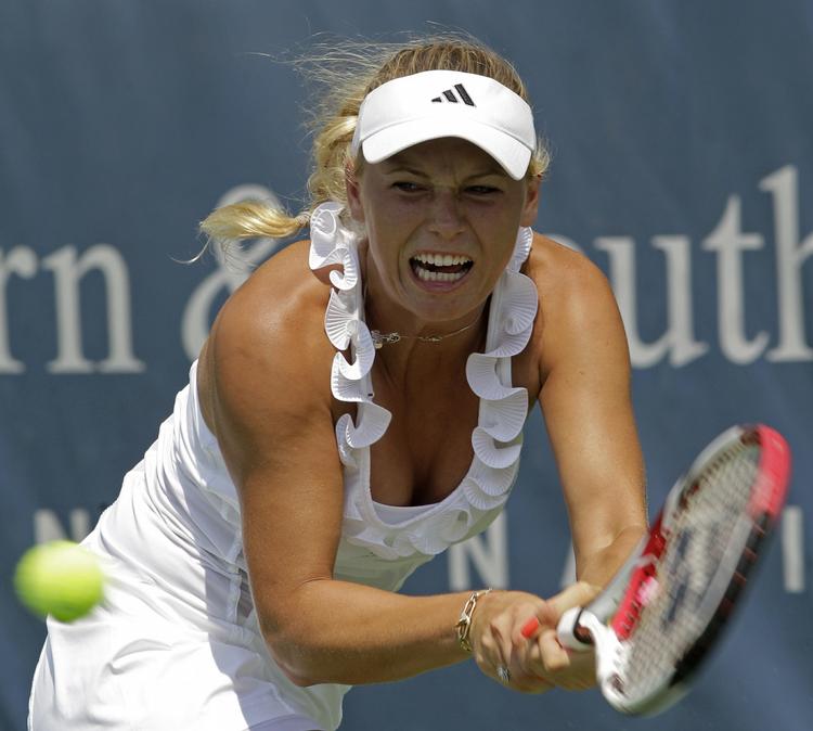 ufokuseret. Caroline Wozniacki har spillet et par usædvanligt fejlbehæftede kampe mod upåagtede modstandere og er to gange røget ud af første runde. 