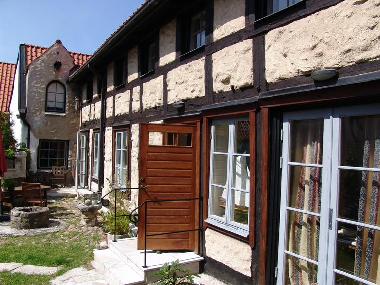 Køb. Huset med den særlige beboer i underetagen ligger midt i Visby på Gotland. 