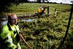 En mand pumper vand mellem Halsted og Tårs på Lolland. Nattens vejr giver risiko for, at han skal ud igen i morgen. 