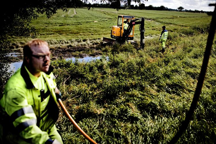 En mand pumper vand mellem Halsted og Tårs på Lolland. Nattens vejr giver risiko for, at han skal ud igen i morgen. 