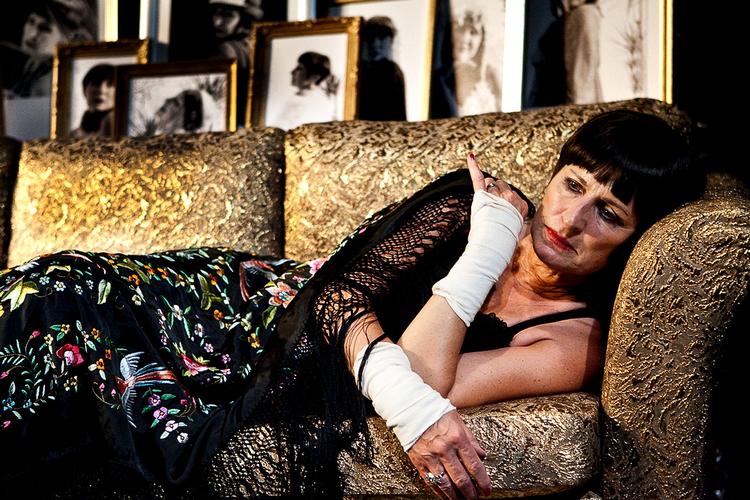 SHOWTIME. Karen-Lise Mynsters diva ligger aldrig på den lade side, selv om hun netop har performet endnu et selvmordsforsøg. 