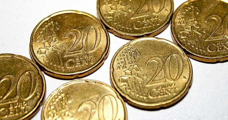 Feriepenge. Den udenlandske valuta, som ligger rundt omkring i skufferne hos danskerne, risikerer at blive mindre værd. 