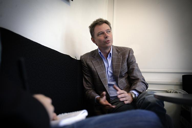 Tilfangetaget. Finansmanden Klaus Riskjær Pedersen anbefaler en strammere regulering af de globale finansmarkeder, der ifølge Riskær sælger varm luft og papirpenge. 