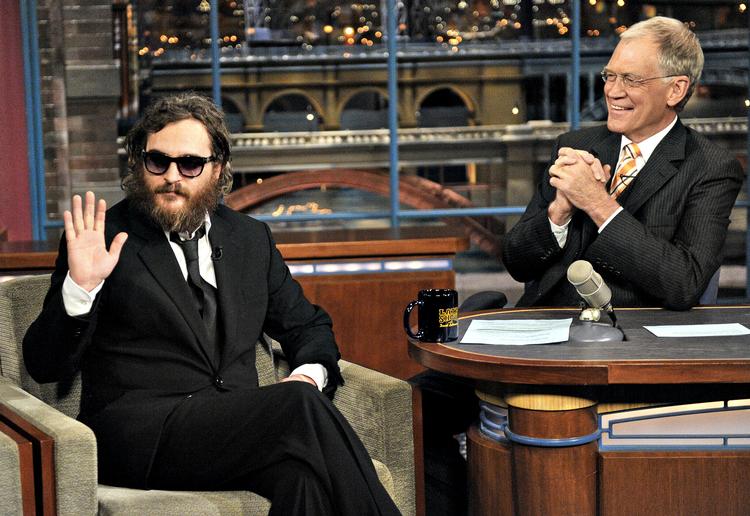 Alvorligt. David Letterman er en af USA's mest populære tv-værter. Her er Joaquin Phoenix på besøg i The Late Show. 