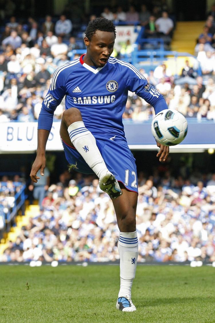 børtførsel. John Obi Mikels far er blevet bortført i hjemlandet Nigeria. Nu har sønnen modtaget et krav om en større løsesum. 