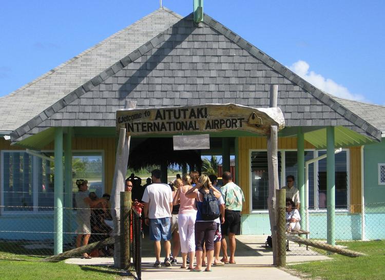 FORBRYDELSE. Vi har desværre ikke et billede af Cookøernes Banks filial på Aitutaki. Så læserne må nøjes med et foto af øens svar på lufthavnsterminalen i Kastrup, Aitutaki International Airport. 