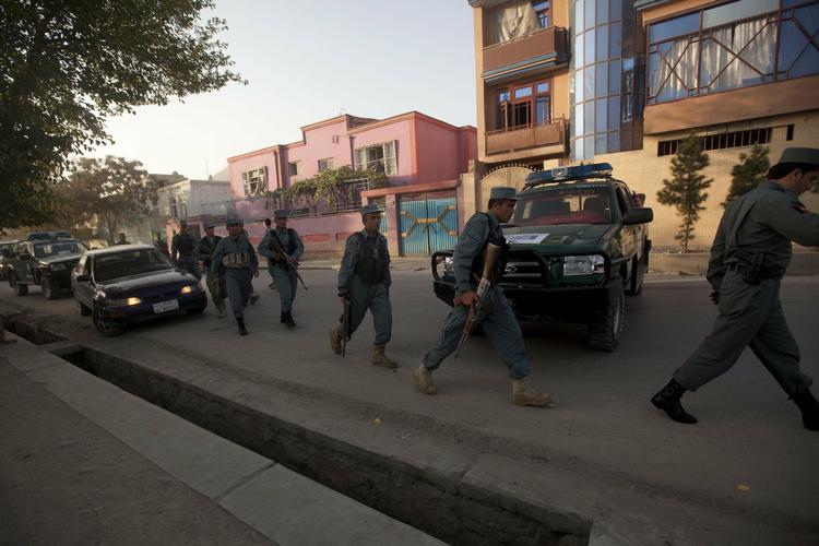 Angreb. Afghanske politifolk har øget patruljeringen i Kabul efter selvmordsangreb. 