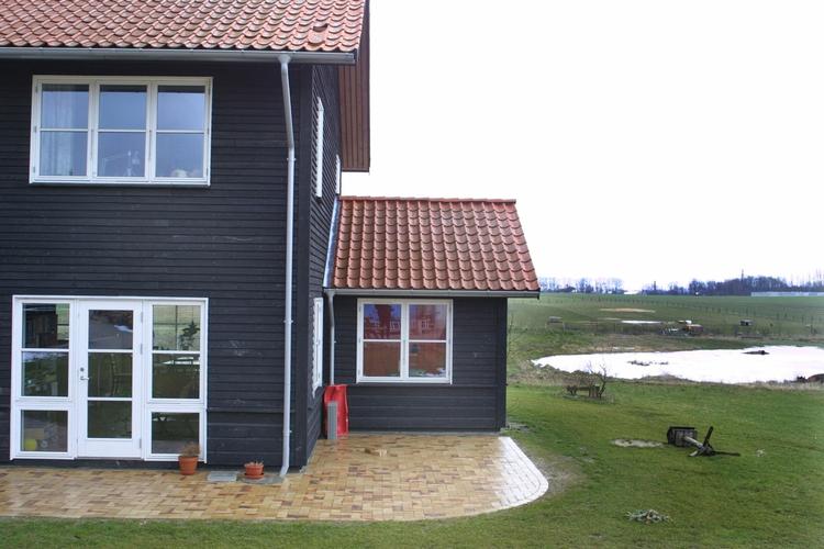 Omtanke. Det økologiske bofællesskab Munksøgård ved Roskilde har solceller på taget, jordsten og papiruld i murene og bæredygtigt træ under fødderne. 
