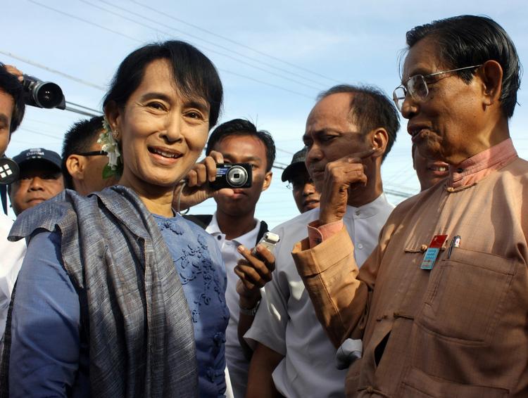 Opbrud. Aung San Suu Kyi er for første gang på vej til møde med regeringen i Myanmar. 