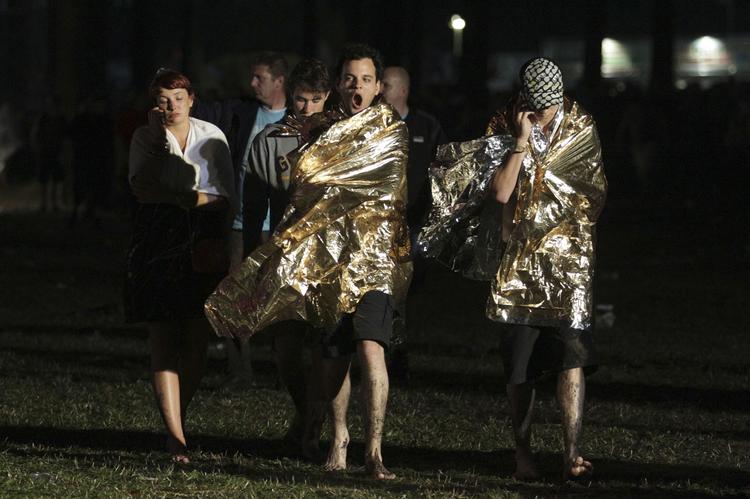 tragedie. Unge festivalgæster kunne i går forsikre deres kære om, at de har det godt ovenpå tragiden, hvor mindst fem festivalgæster mistede livet, da en storm raserede festivalpladsen på rockfestivalen Pukkelpop nær Hasselt i Belgien. 
