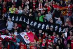 fodboldturisme. Tilskuere på Old Trafford fejrer sidste sæsons mesterskab til Manchester United. Der har nok været et par nordmænd på stadion den dag. 