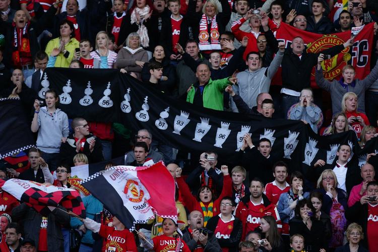 fodboldturisme. Tilskuere på Old Trafford fejrer sidste sæsons mesterskab til Manchester United. Der har nok været et par nordmænd på stadion den dag. 