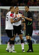 savnet. Manchester Uniteds Nemanja Vidic (tv) og Rio Ferdinand (midt) har været et sikkert bolværk foran målet for mesterklubben. Men nu er de begge ude med skader. 