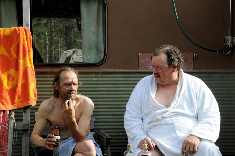 Sær. Her ses to af de mange spøjse skæbner, der optræder i 'Miesten Vuoro' 