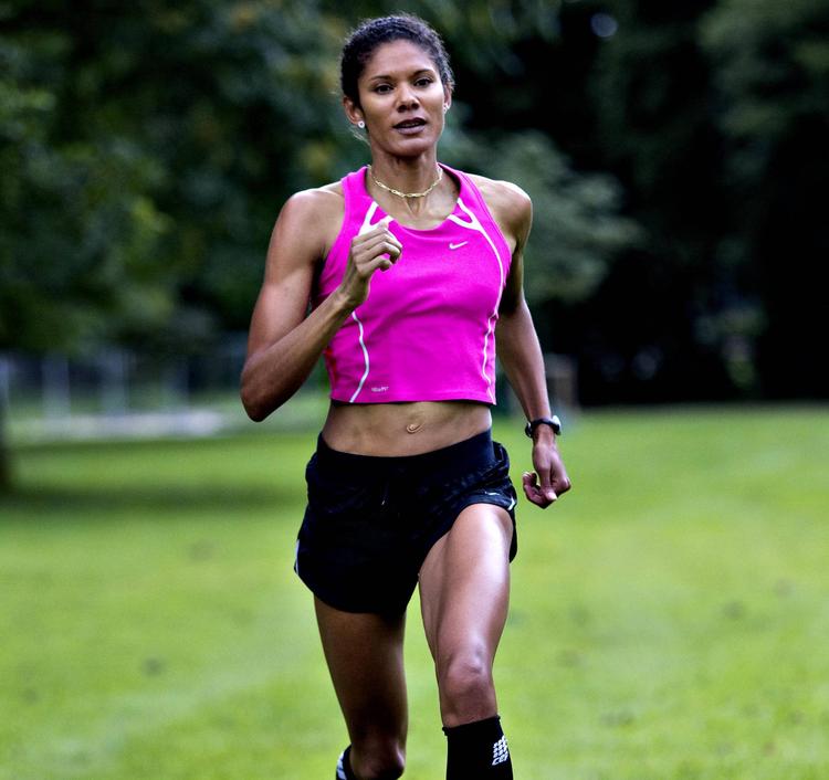 SVÆVESTILEN. Rikke Rønholt foreslår, at du træner benmusklerne, så du ved hvert afsæt svæver, altså løfter fødderne godt op fra underlaget. Joggingbølgen og bekvemmelighed har gjort, at mange løbere trækker fødderne efter sig, mener den tidligere eliteløber. Svævestilen er langt mere løbeøkonomisk og hurtig. Foto: Per Folkver 
