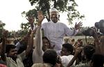 jubel. Den indiske aktivist 74-årige Anna Hazare forlod i dag sin fængselscelle i New Delhi. Udenfor blev han mødt at sine trofaste støtter, der er klar til at kæmpe sammen med ham i kampen mod korruption. 