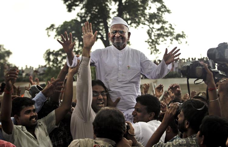 jubel. Den indiske aktivist 74-årige Anna Hazare forlod i dag sin fængselscelle i New Delhi. Udenfor blev han mødt at sine trofaste støtter, der er klar til at kæmpe sammen med ham i kampen mod korruption. 