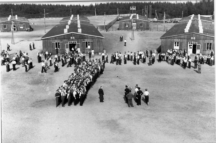 Frøslevlejren. Her samler modstandsfolkene - iført hvide armbind - SS-frivillige, værnemagere og andre fanger på appelpladsen. Foto fra bogen 