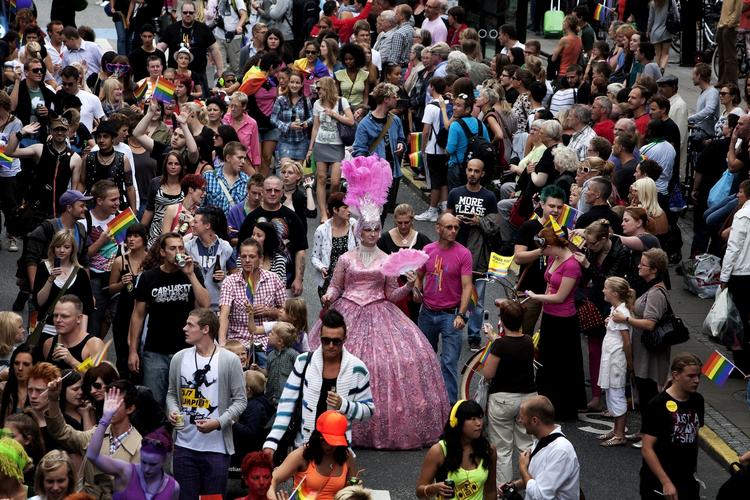 Festdag. Årets Pride-parade forventes af blive op mod to kilometer lang. En trejdedel af de deltagende er i år virksomheder. 
