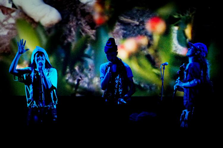 cirkusRosie. Frontfigurerne i  CocoRosie blander genrerne på deres egen skæve facon og leverer et spraglet og udfordrende show, mens en film med  kønspolitiske undertoner maler bagtæppet levende. 