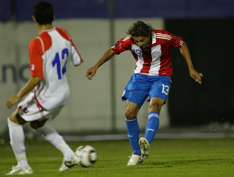 FCK-debut. Costa Ricas Cristian Gamboa (tv) blokerer Mexicos Atlas under en landskamp. 