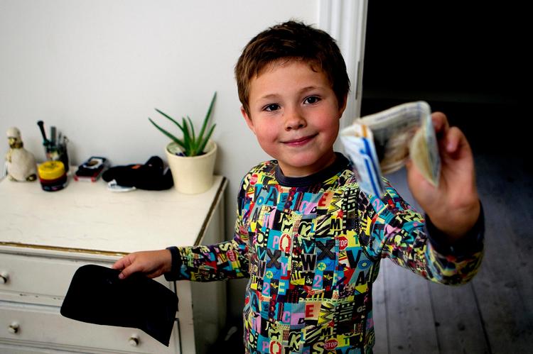 MÅL. 7-årige Rasmus har indtil videre sparet 2.500 kroner op. Målet er 3.500, så han kan købe LEGO Star Wars Dødsstjernen. 
