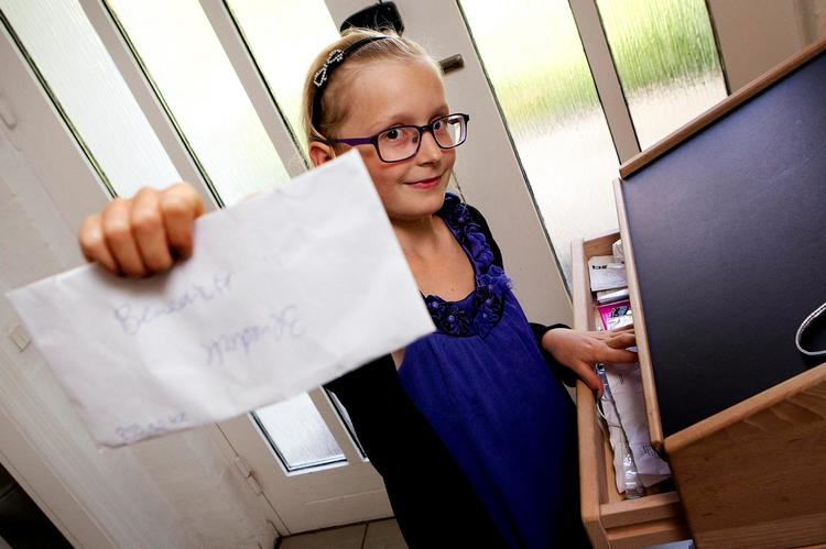138 kroner. Benedictes opsparede lommepenge bliver opbevaret i en kuvert i skrivepulten i entreen. »Fordi min mor sagde, at så blev de ikke væk«, fortæller den 10-årige, der bor i Dragør. 