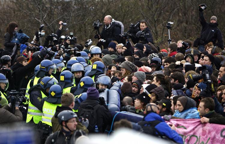 Pres. Demonstranter forsøgte den 16. december 2009 at bryde politiets kæder. Det sender nu to kvindelige aktivister i fængsel. 